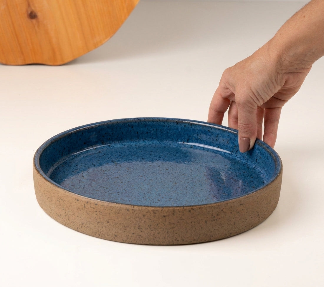 Prato Borda Reta Fundo em cerâmica artesanal — tamanho 22CM x 4CM, argila Flocos, esmalte Azul Safira