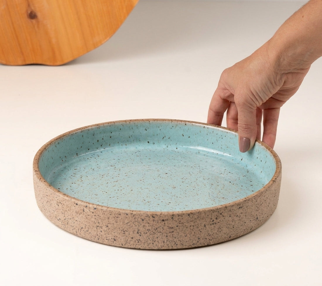 Prato Borda Reta Fundo em cerâmica artesanal — tamanho 22CM x 4CM, argila Flocos, esmalte Jujuba