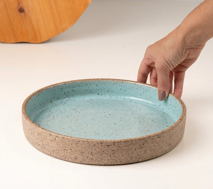 Prato Borda Reta Fundo em cerâmica artesanal — tamanho 22CM x 4CM, argila Flocos, esmalte Jujuba