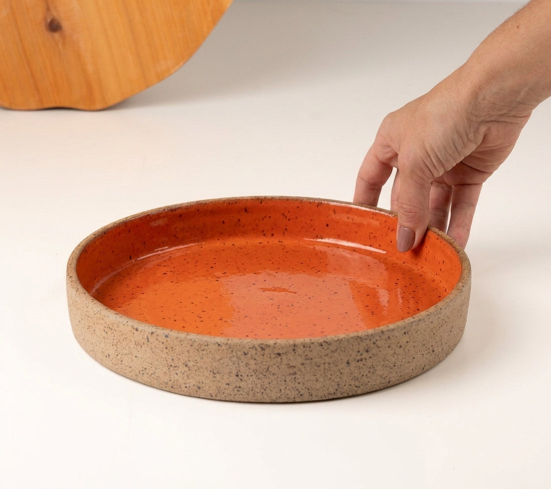 Prato Borda Reta Fundo em cerâmica artesanal — tamanho 22CM x 4CM, argila Flocos, esmalte Laranja Intenso