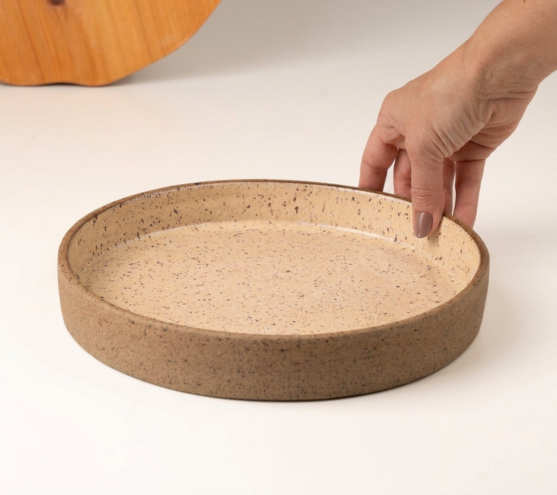 Prato Borda Reta Fundo em cerâmica artesanal — tamanho 22CM x 4CM, argila Flocos, esmalte Nude
