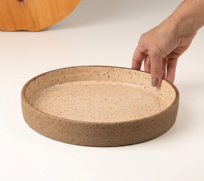 Prato Borda Reta Fundo em cerâmica artesanal — tamanho 22CM x 4CM, argila Flocos, esmalte Nude