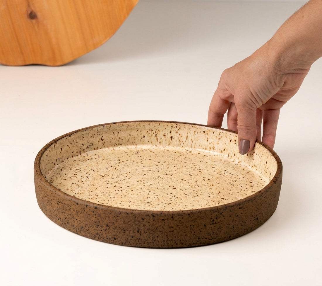 Prato Borda Reta Fundo em cerâmica artesanal — tamanho 22CM x 4CM, argila Flocos, esmalte Pedra Sabão