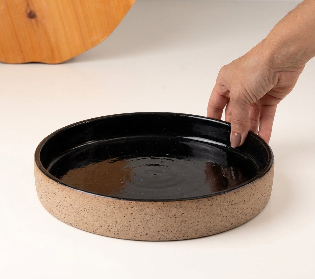 Prato Borda Reta Fundo em cerâmica artesanal — tamanho 22CM x 4CM, argila Flocos, esmalte Preto Ébano