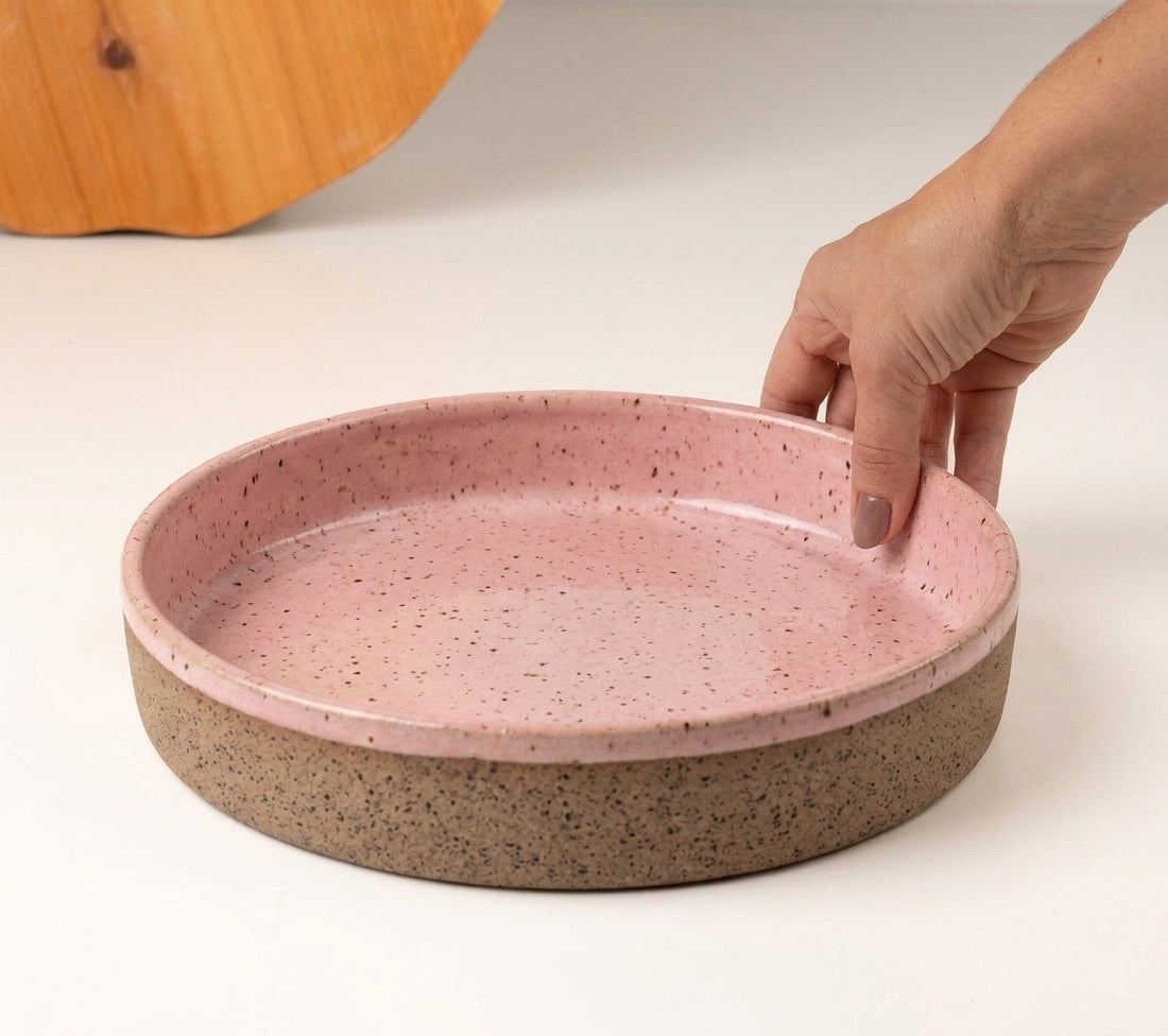 Prato Borda Reta Fundo em cerâmica artesanal — tamanho 22CM x 4CM, argila Flocos, esmalte Rosa Barbie