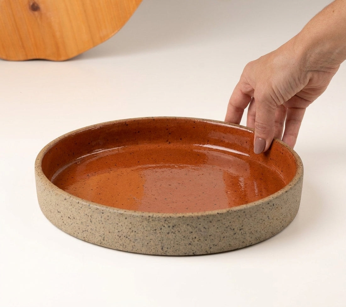 Prato Borda Reta Fundo em cerâmica artesanal — tamanho 22CM x 4CM, argila Flocos, esmalte Sol de Terracota