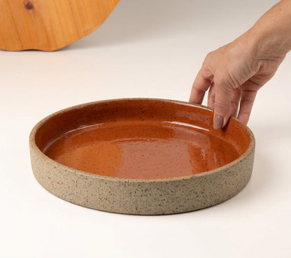 Prato Borda Reta Fundo em cerâmica artesanal — tamanho 22CM x 4CM, argila Flocos, esmalte Sol de Terracota