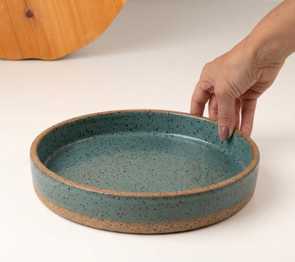 Prato Borda Reta Fundo em cerâmica artesanal — tamanho 22CM x 4CM, argila Flocos, esmalte Verde Exército