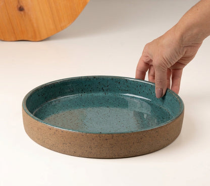 Prato Borda Reta Fundo em cerâmica artesanal — tamanho 22CM x 4CM, argila Flocos, esmalte Verde Exército