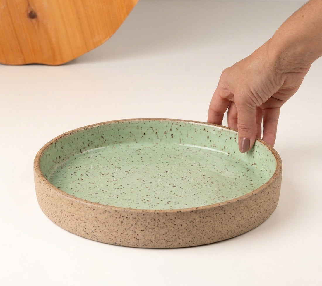 Prato Borda Reta Fundo em cerâmica artesanal — tamanho 22CM x 4CM, argila Flocos, esmalte Verde Menta