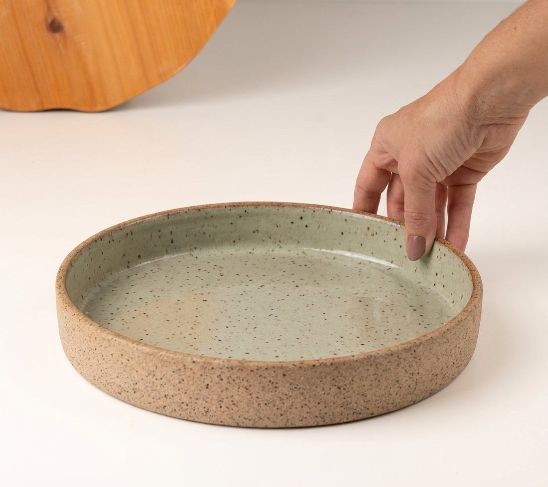 Prato Borda Reta Fundo em cerâmica artesanal — tamanho 22CM x 4CM, argila Flocos, esmalte Verde Pompeia