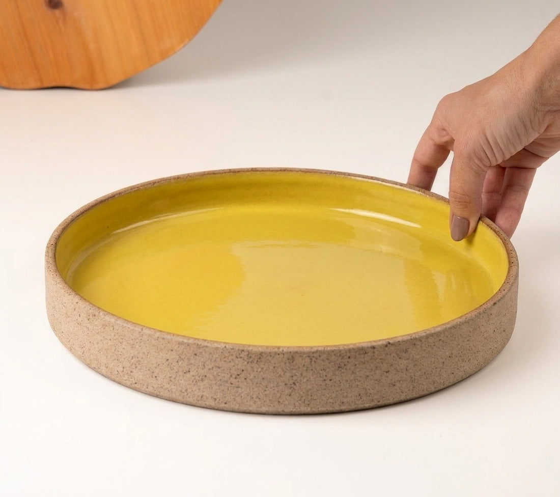 Prato Borda Reta Fundo em cerâmica artesanal — tamanho 25CM x 4CM, argila Cappuccino, esmalte Amarelo Intenso