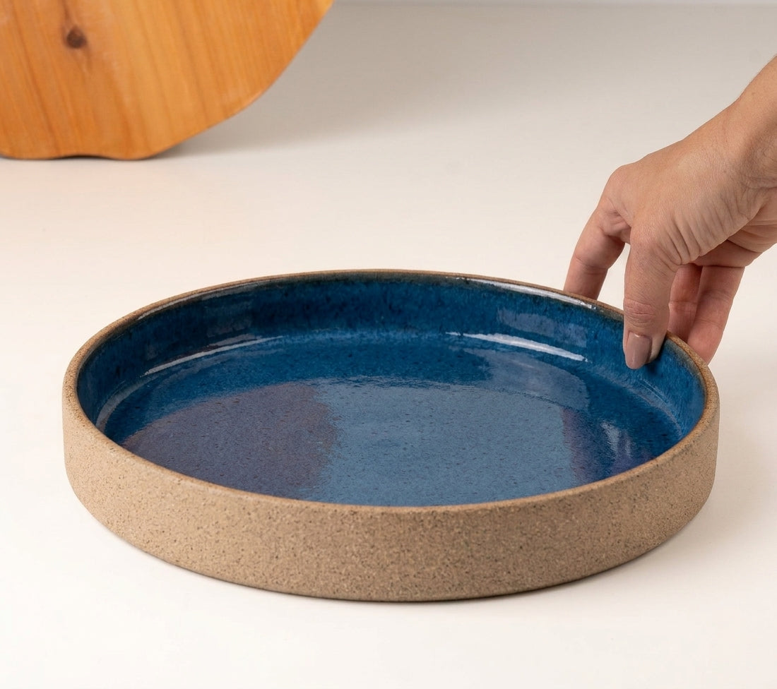 Prato Borda Reta Fundo em cerâmica artesanal — tamanho 25CM x 4CM, argila Cappuccino, esmalte Azul Safira