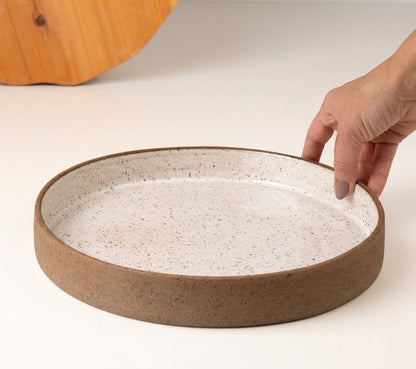 Prato Borda Reta Fundo em cerâmica artesanal — tamanho 25CM x 4CM, argila Cappuccino, esmalte Branco AMME