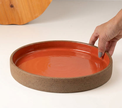 Prato Borda Reta Fundo em cerâmica artesanal — tamanho 25CM x 4CM, argila Cappuccino, esmalte Laranja Intenso