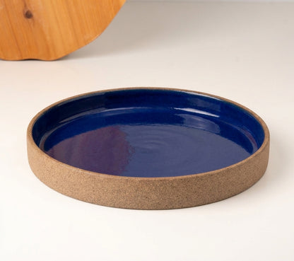 Prato Borda Reta Fundo em cerâmica artesanal — tamanho 25CM x 4CM, argila Cappuccino, esmalte Lazuli