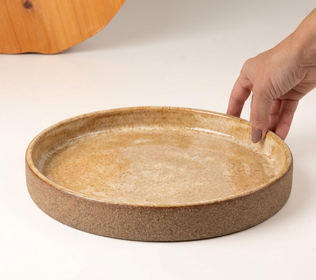 Prato Borda Reta Fundo em cerâmica artesanal — tamanho 25CM x 4CM, argila Cappuccino, esmalte Pedra Sabão