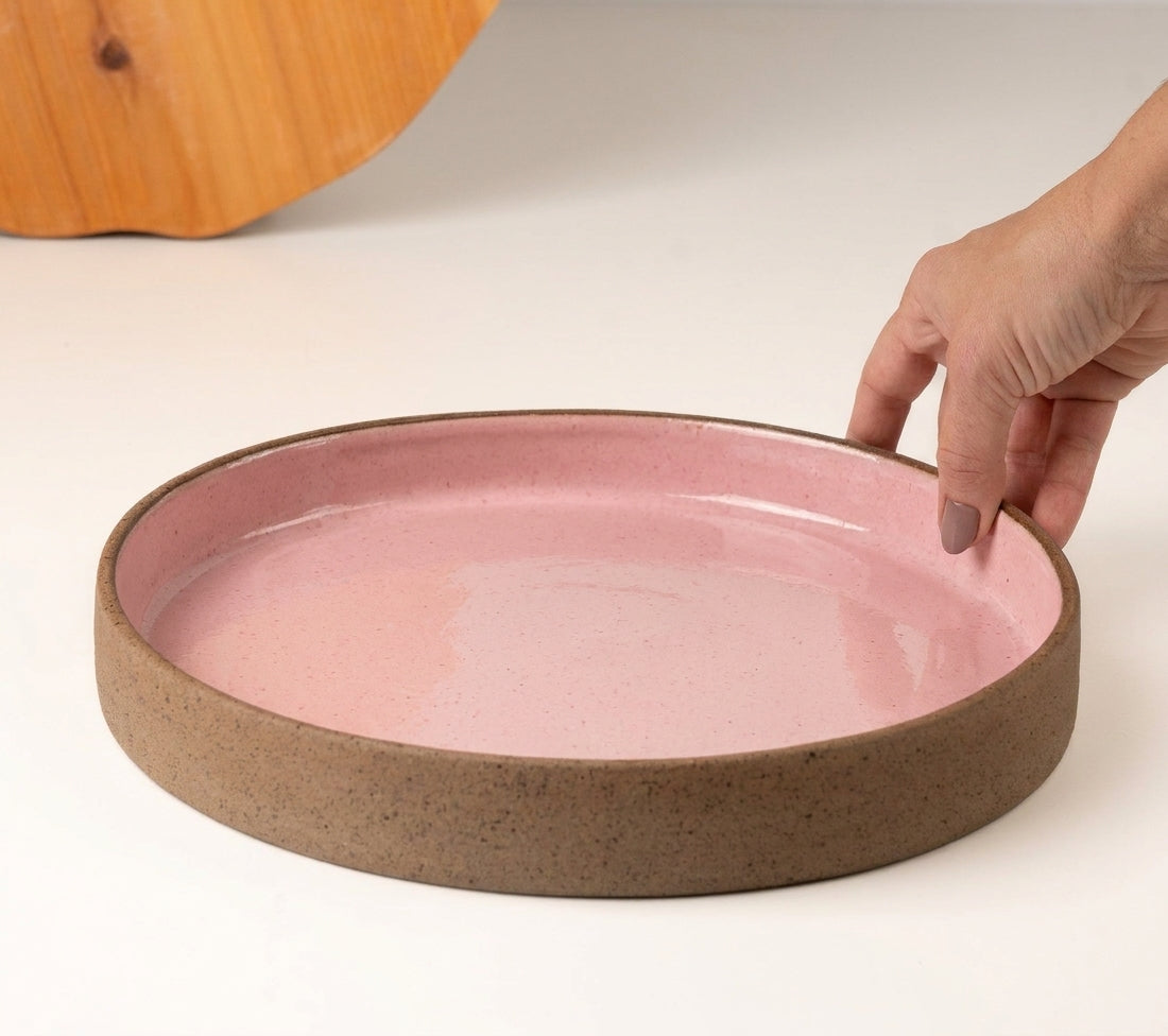 Prato Borda Reta Fundo em cerâmica artesanal — tamanho 25CM x 4CM, argila Cappuccino, esmalte Rosa Barbie