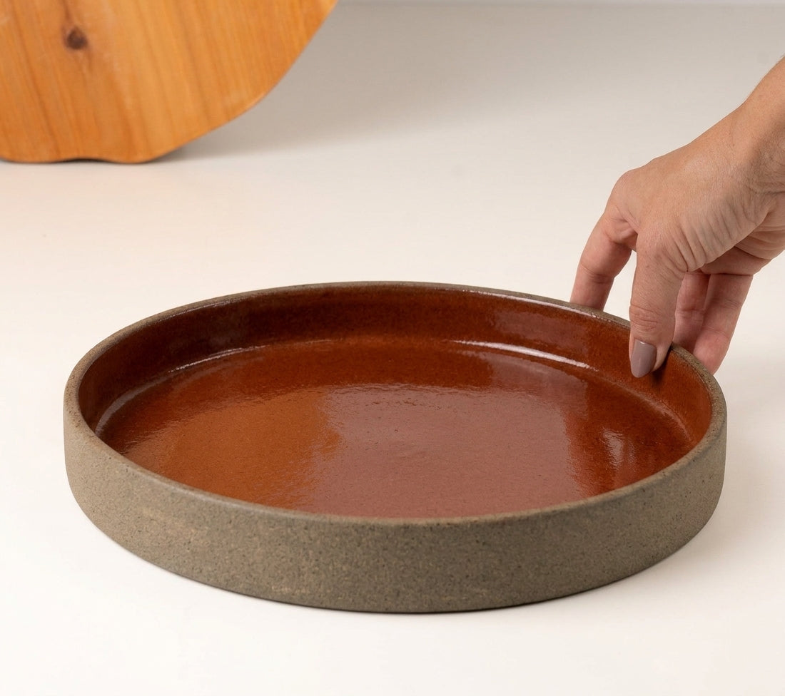 Prato Borda Reta Fundo em cerâmica artesanal — tamanho 25CM x 4CM, argila Cappuccino, esmalte Sol de Terracota