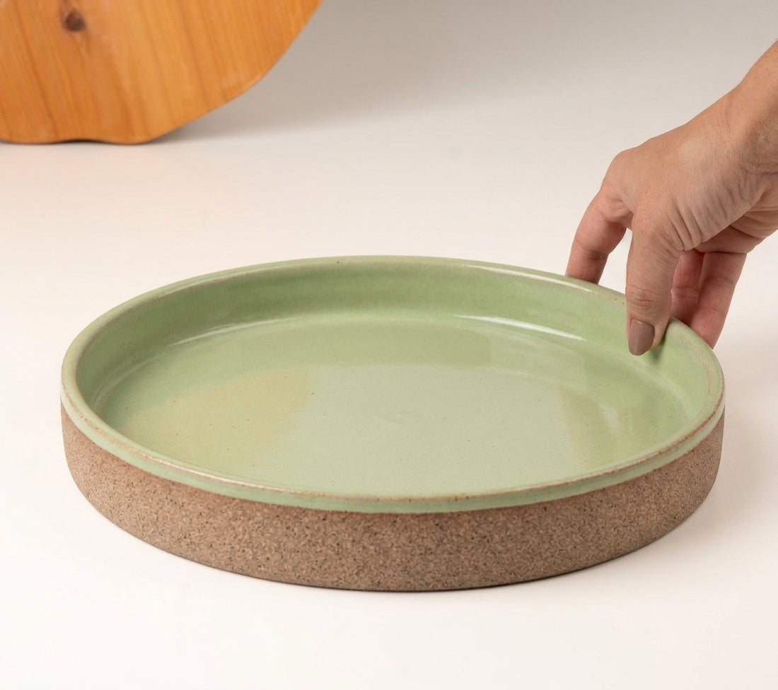Prato Borda Reta Fundo em cerâmica artesanal — tamanho 25CM x 4CM, argila Cappuccino, esmalte Verde Menta