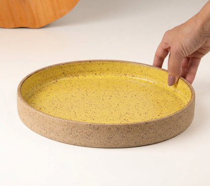 Prato Borda Reta Fundo em cerâmica artesanal — tamanho 25CM x 4CM, argila Flocos, esmalte Amarelo Intenso