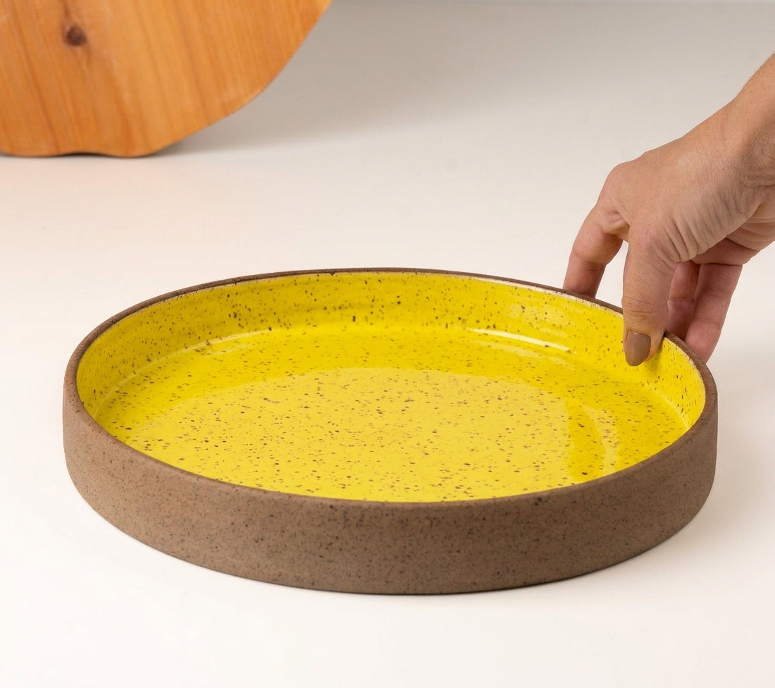 Prato Borda Reta Fundo em cerâmica artesanal — tamanho 25CM x 4CM, argila Flocos, esmalte Amarelo Intenso