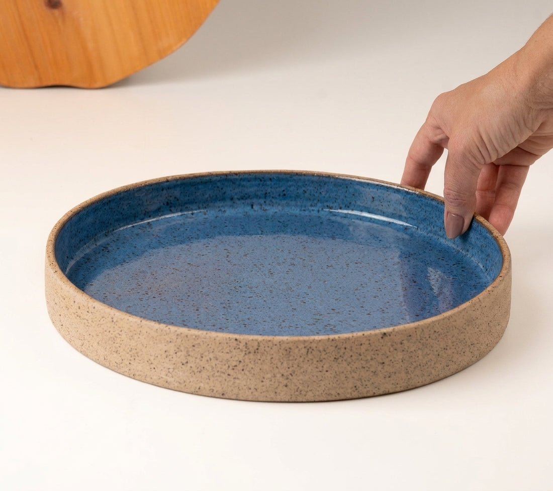 Prato Borda Reta Fundo em cerâmica artesanal — tamanho 25CM x 4CM, argila Flocos, esmalte Azul Safira