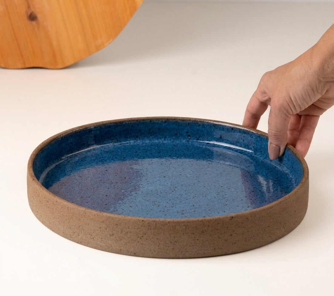 Prato Borda Reta Fundo em cerâmica artesanal — tamanho 25CM x 4CM, argila Flocos, esmalte Azul Safira