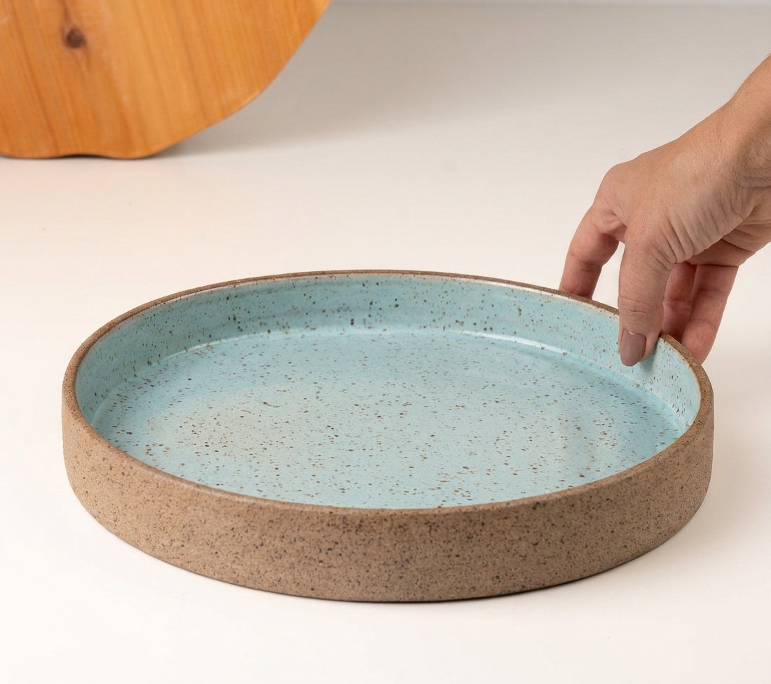 Prato Borda Reta Fundo em cerâmica artesanal — tamanho 25CM x 4CM, argila Flocos, esmalte Jujuba