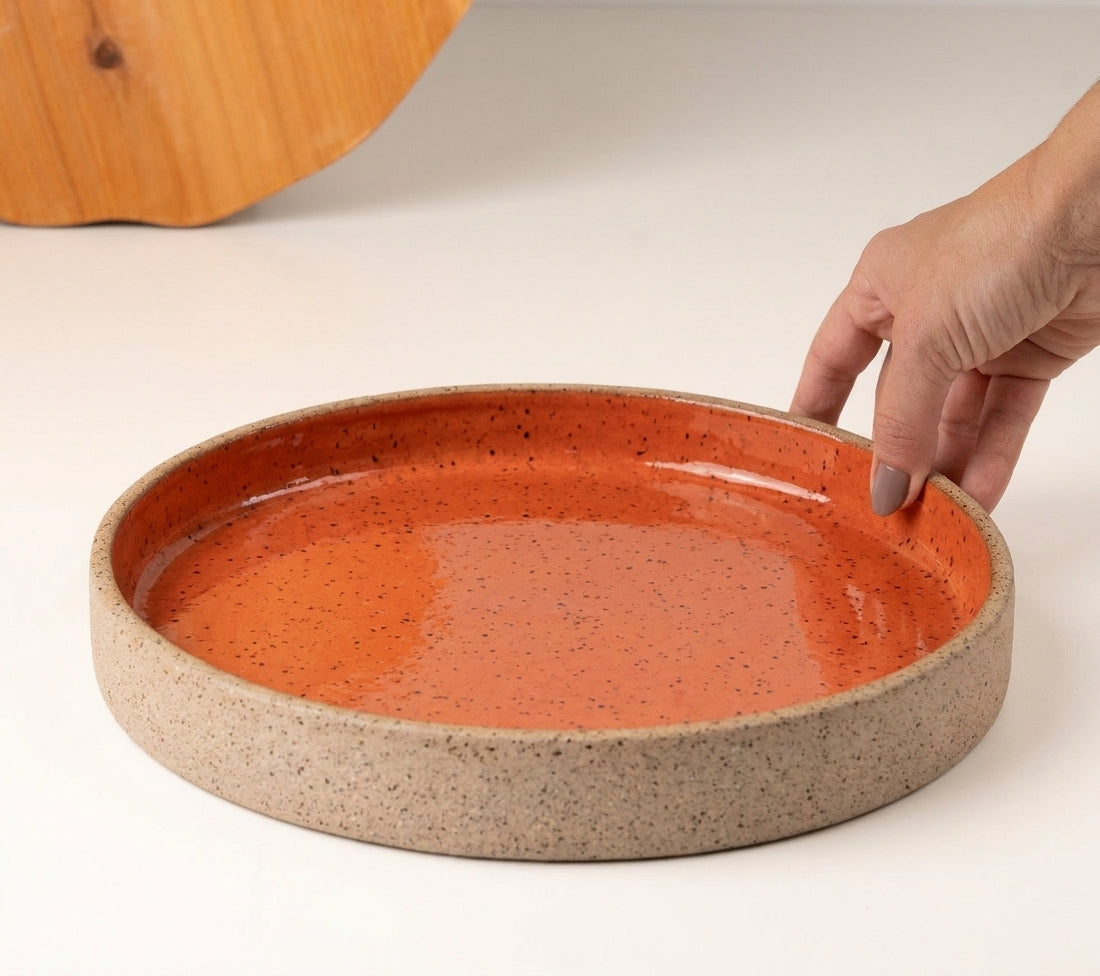 Prato Borda Reta Fundo em cerâmica artesanal — tamanho 25CM x 4CM, argila Flocos, esmalte Laranja Intenso