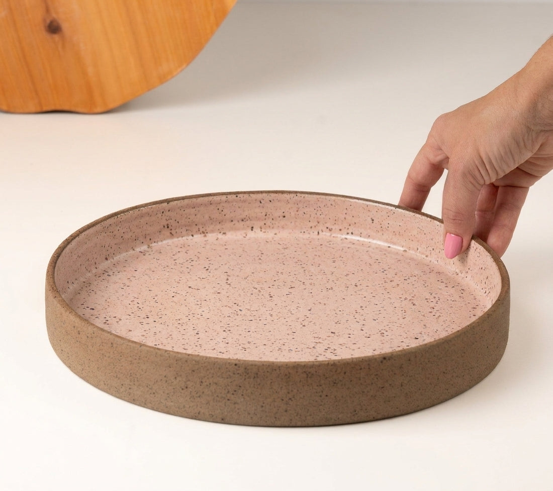 Prato Borda Reta Fundo em cerâmica artesanal — tamanho 25CM x 4CM, argila Flocos, esmalte Nude