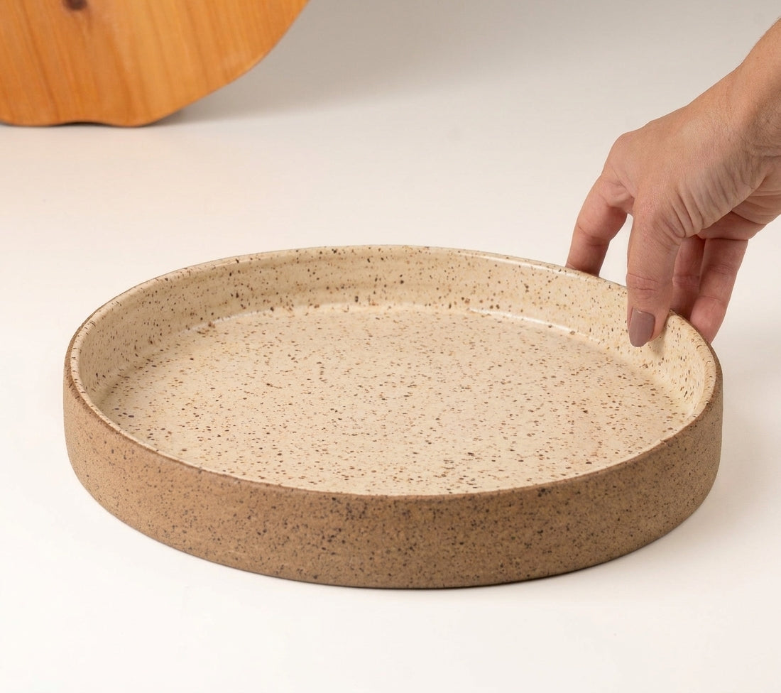 Prato Borda Reta Fundo em cerâmica artesanal — tamanho 25CM x 4CM, argila Flocos, esmalte Pedra Sabão