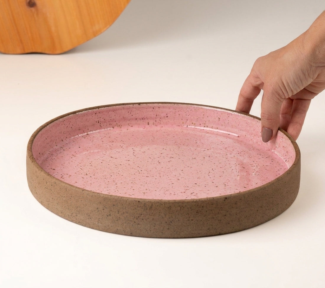 Prato Borda Reta Fundo em cerâmica artesanal — tamanho 25CM x 4CM, argila Flocos, esmalte Rosa Barbie