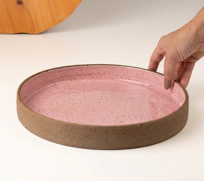 Prato Borda Reta Fundo em cerâmica artesanal — tamanho 25CM x 4CM, argila Flocos, esmalte Rosa Barbie