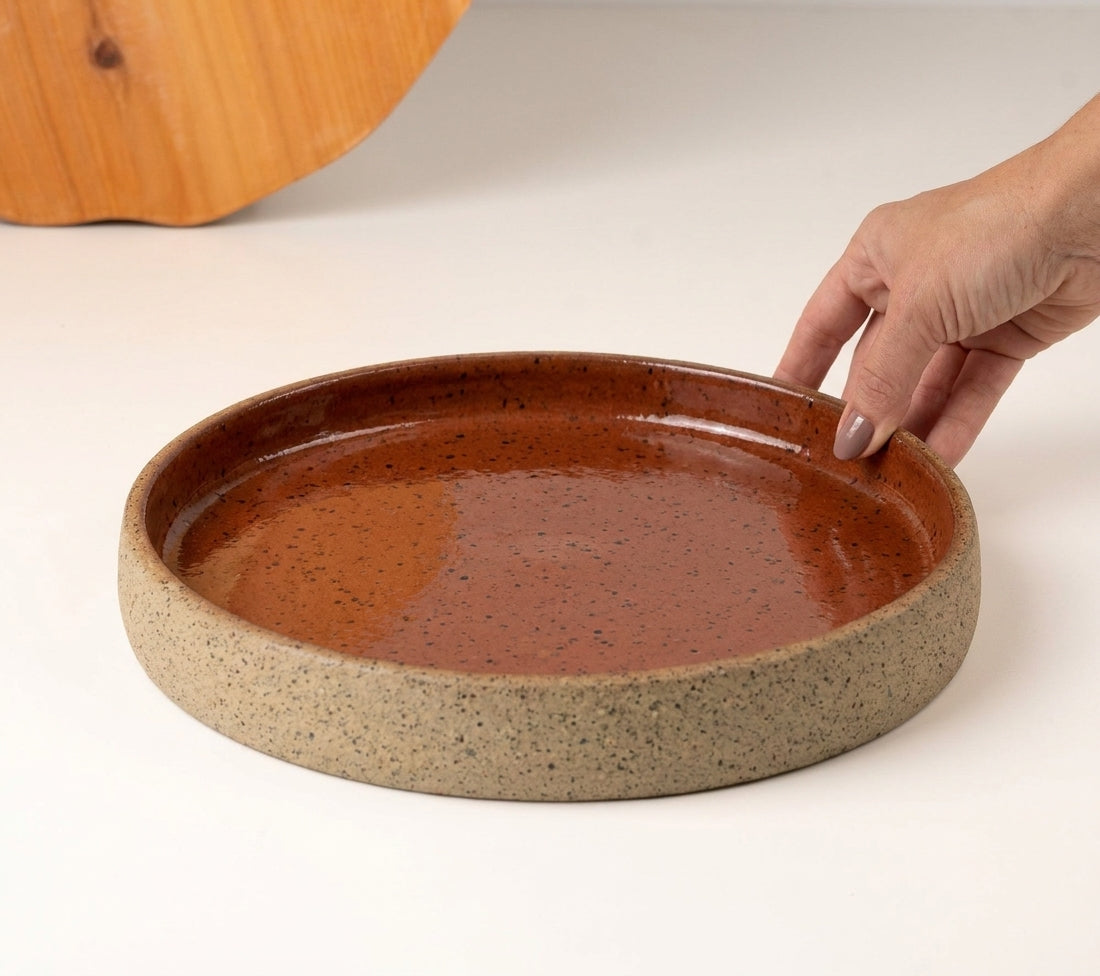 Prato Borda Reta Fundo em cerâmica artesanal — tamanho 25CM x 4CM, argila Flocos, esmalte Sol de Terracota