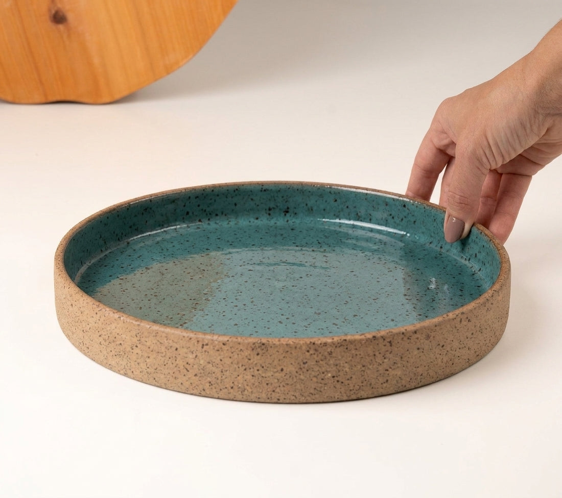 Prato Borda Reta Fundo em cerâmica artesanal — tamanho 25CM x 4CM, argila Flocos, esmalte Verde Exército