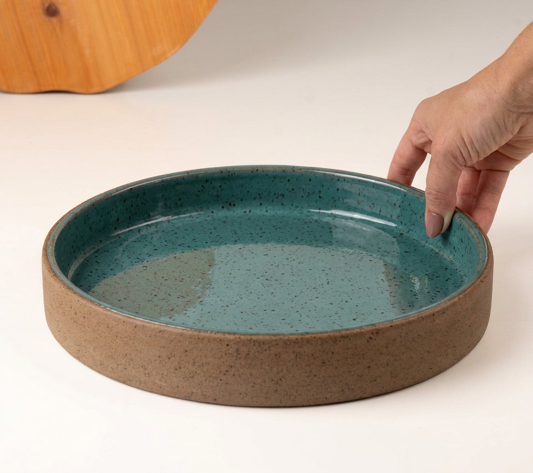 Prato Borda Reta Fundo em cerâmica artesanal — tamanho 25CM x 4CM, argila Flocos, esmalte Verde Exército