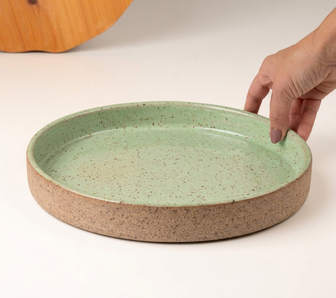 Prato Borda Reta Fundo em cerâmica artesanal — tamanho 25CM x 4CM, argila Flocos, esmalte Verde Menta