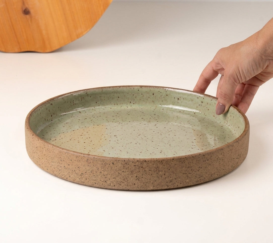 Prato Borda Reta Fundo em cerâmica artesanal — tamanho 25CM x 4CM, argila Flocos, esmalte Verde Pompeia