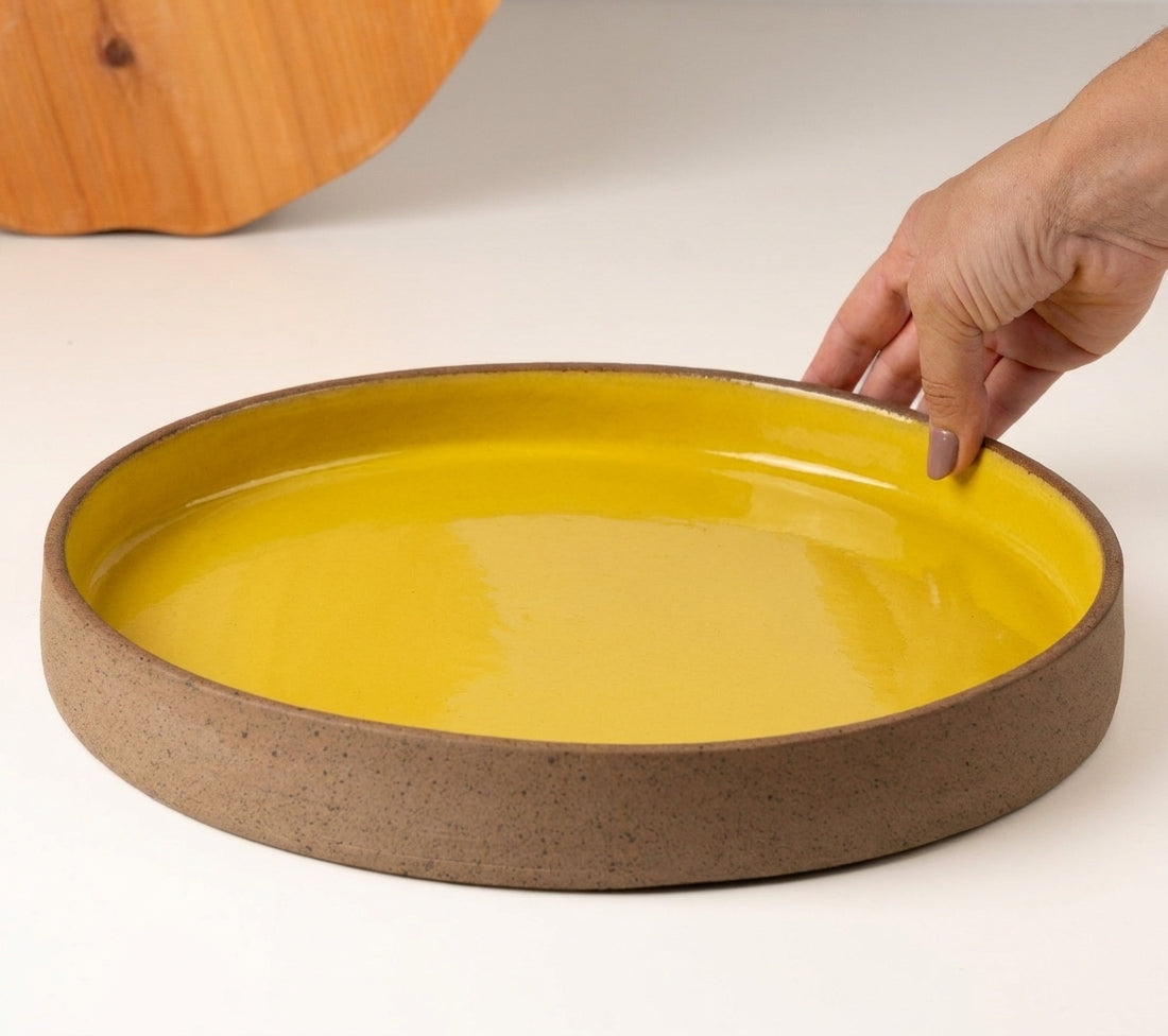 Prato Borda Reta Fundo em cerâmica artesanal — tamanho 28CM x 4CM, argila Cappuccino, esmalte Amarelo Intenso