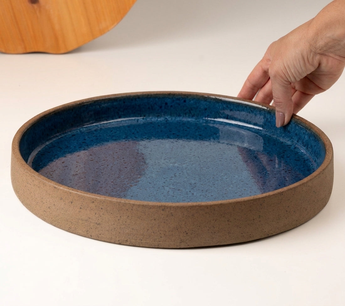 Prato Borda Reta Fundo em cerâmica artesanal — tamanho 28CM x 4CM, argila Cappuccino, esmalte Azul Safira