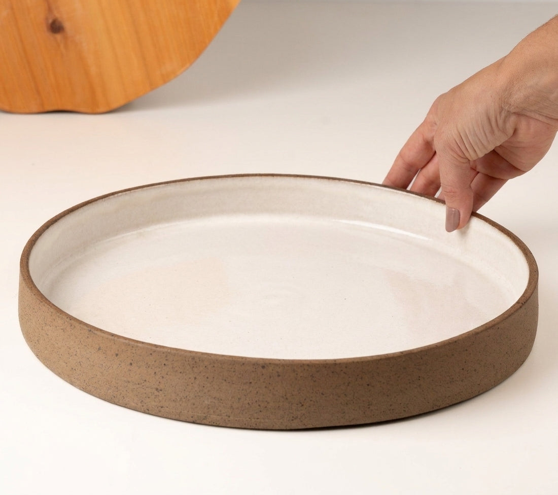 Prato Borda Reta Fundo em cerâmica artesanal — tamanho 28CM x 4CM, argila Cappuccino, esmalte Branco AMME