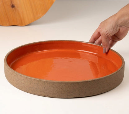 Prato Borda Reta Fundo em cerâmica artesanal — tamanho 28CM x 4CM, argila Cappuccino, esmalte Laranja Intenso