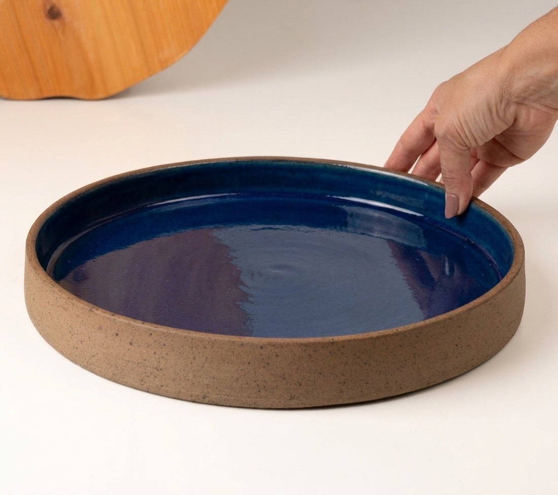 Prato Borda Reta Fundo em cerâmica artesanal — tamanho 28CM x 4CM, argila Cappuccino, esmalte Lazuli