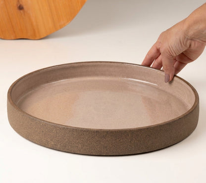 Prato Borda Reta Fundo em cerâmica artesanal — tamanho 28CM x 4CM, argila Cappuccino, esmalte Nude