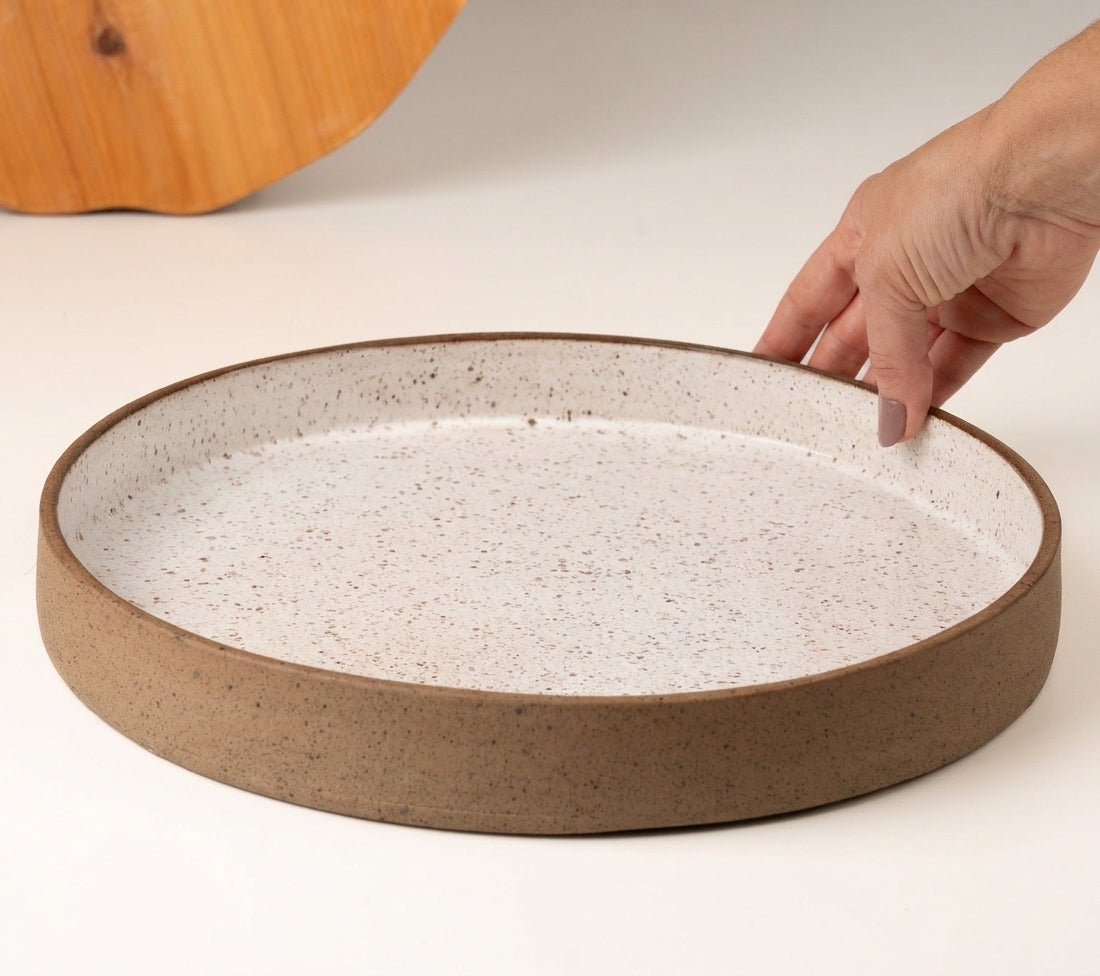 Prato Borda Reta Fundo em cerâmica artesanal — tamanho 28CM x 4CM, argila Cappuccino, esmalte Pedra Sabão
