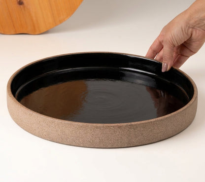 Prato Borda Reta Fundo em cerâmica artesanal — tamanho 28CM x 4CM, argila Cappuccino, esmalte Preto Ébano