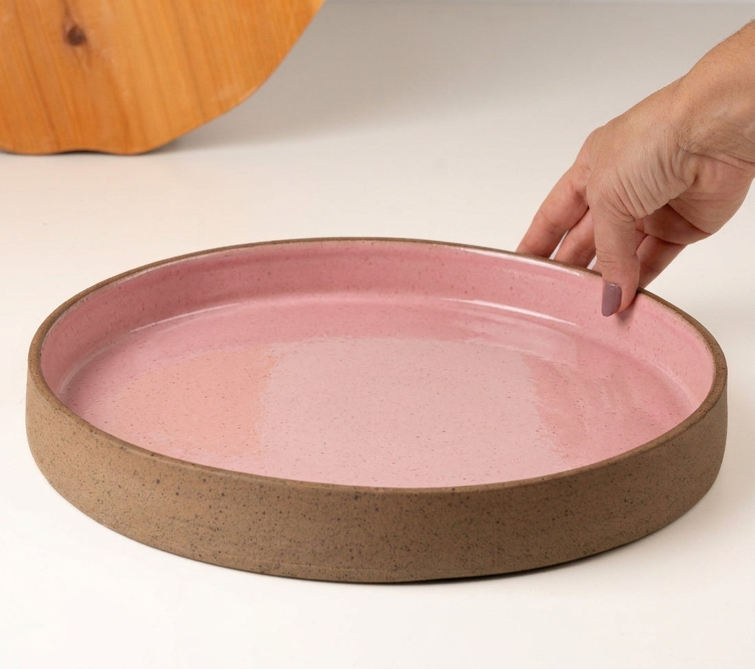 Prato Borda Reta Fundo em cerâmica artesanal — tamanho 28CM x 4CM, argila Cappuccino, esmalte Rosa Barbie