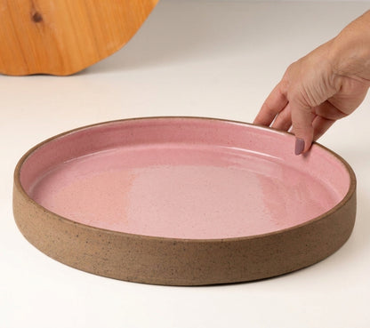 Prato Borda Reta Fundo em cerâmica artesanal — tamanho 28CM x 4CM, argila Cappuccino, esmalte Rosa Barbie