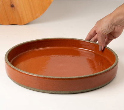 Prato Borda Reta Fundo em cerâmica artesanal — tamanho 28CM x 4CM, argila Cappuccino, esmalte Sol de Terracota